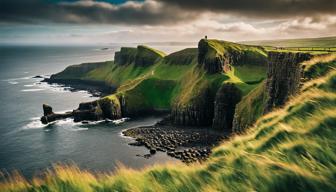 Reisende werden von Nordirlands Causeway Coast mit Abenteuern und Naturwundern verzaubert